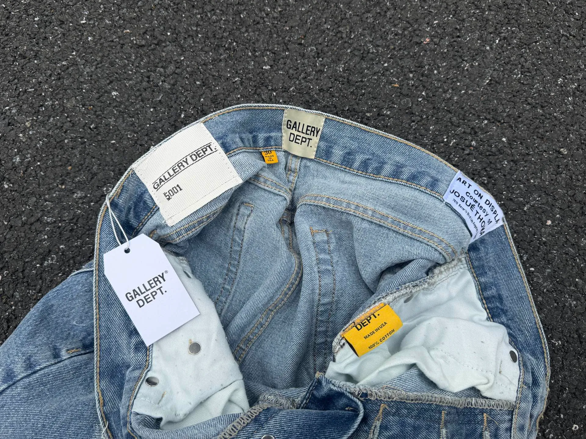 P250💰G70 GALLERY DEPT. Denim bell-bottoms with holes and random threads connected to washed and distressed spliced ​​jeans. GALLERY is attracted by these bell-bottoms. Whether it is a reset of Carhartt or Levis, it has created a strong brand style. Since these pants are modified from rare vintage, the production capacity is limited. Therefore, after many icons wore them, these pants were once hard to find. Later, perhaps due to the improvement of GD's business in the past two years and the expansion of production lines, the brand itself lowered the price, so I can't wait any longer for these pants this year and will definitely buy them. During the process of the denim washing plant, the owner of the washing plant helped introduce a boss who had worked for Levi's foundry and started his own business. This also paved the way for the following styles. Therefore, Levi's remodeled single product for the base plate is really familiar. Whether it is the fabrics supplied or the lathes used in production, there is nothing to choose from. -Color: blue -Size: S-XXL (corresponding to 28-36)